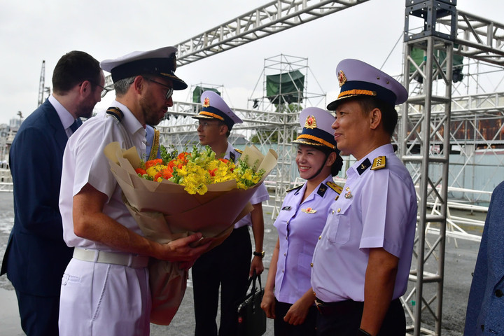 Thượng tá Phan Anh Tuấn, Phó Lữ đoàn trưởng Lữ đoàn 125, Vùng 2 Hải quân, chủ trì đón tàu Hải quân Hoàng gia Anh HMS Richmond tại cảng Nhà Rồng.