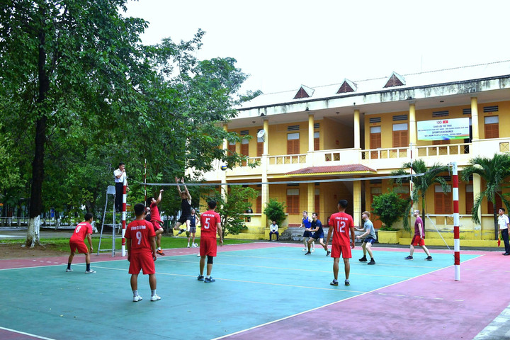 Cán bộ, chiến sĩ Lữ đoàn 125 giao lưu bóng chuyền với Thủy thủ tàu HSM Richmond.