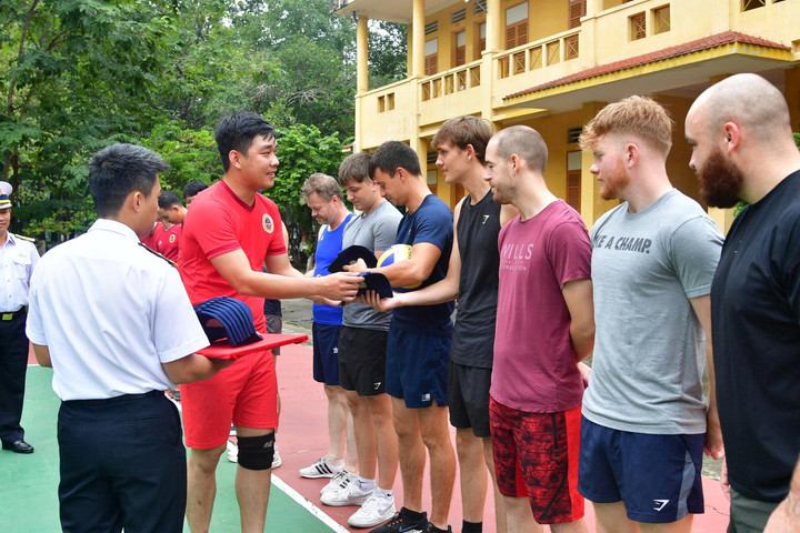 Trao quà lưu niệm cho đội bóng chuyền của tàu HMS Richmond.
