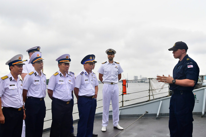 Đoàn cán bộ của Lữ đoàn 125, Vùng 2 tham quan trên tàu HMS Richmond.