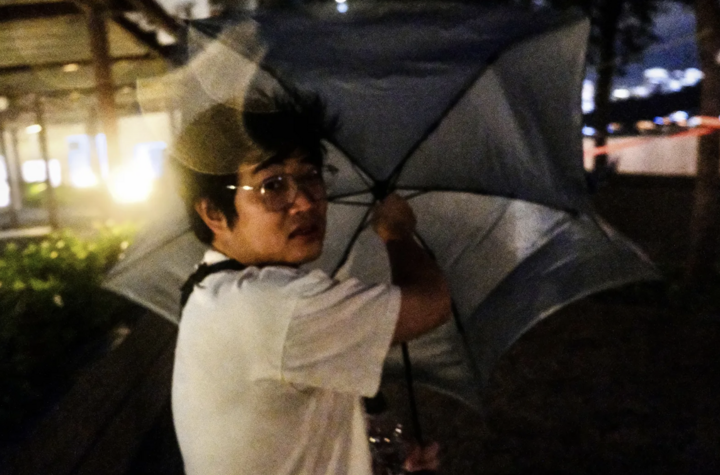 Gió thổi mạnh cuốn theo ô của một người đàn ông khi bão sắp tiến gần Hong Kong. (Ảnh: Getty)