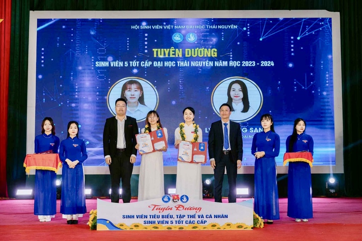 លោកស្រី Hang Thi Sinh បានទទួលវិញ្ញាបនបត្រ Merit សម្រាប់និស្សិតល្អចំនួន 5 នាក់នៅកម្រិតសាកលវិទ្យាល័យ នៅមជ្ឈមណ្ឌលសន្និសីទ សាកលវិទ្យាល័យ Thai Nguyen ឆ្នាំសិក្សា 2023 - 2024។