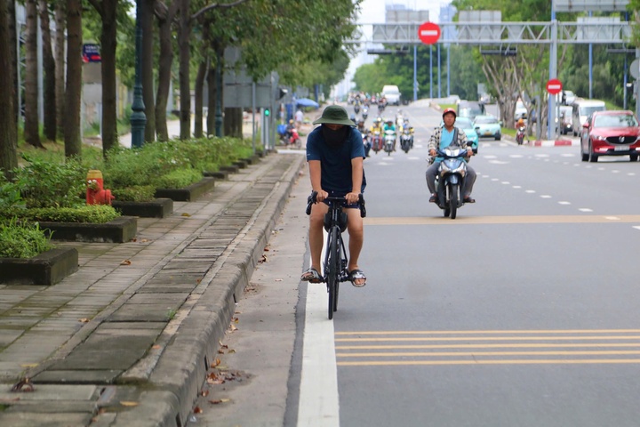 Toàn cảnh tuyến đường đầu tiên ở TP.HCM được cải tạo, mở làn riêng cho xe đạp