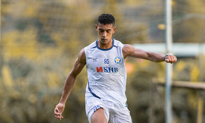 Gustavo Santos có quốc tịch Việt Nam.