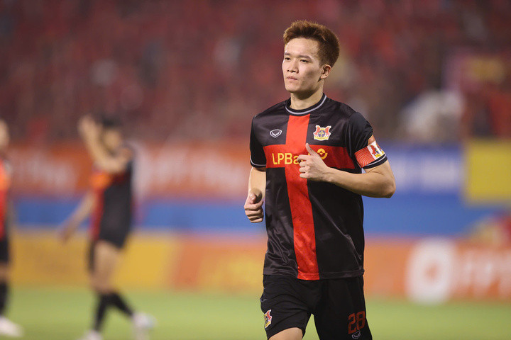 Sự hiện diện của Hoàng Đức giúp tuyến giữa của Ninh Bình đủ sức chơi sòng phẳng với cặp tiền vệ trung tâm của đối thủ.