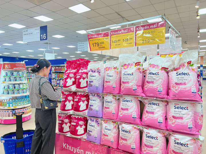 Kệ hàng hóa phẩm nhãn riêng Co.op được trưng bày nổi bật để khách hàng dễ tiếp cận ưu đãi.