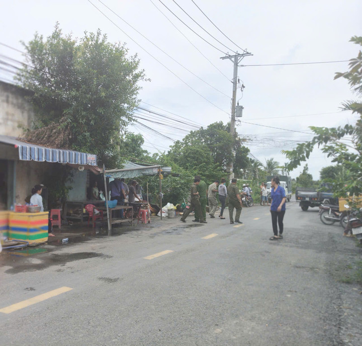 Lực lượng công an dẫn giải Trúc đến nơi xảy ra vụ cướp giật để phục vụ quá trình điều tra.