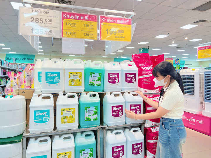 Nước giặt, nước xả Co.op dung tích lớn, sản phẩm tiêu biểu trong chương trình bình ổn của Saigon Co.op.