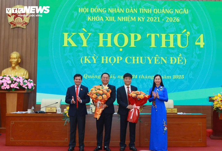 Lãnh đạo Tỉnh ủy và HĐND tỉnh tặng hoa chúc mừng 2 Phó Chủ tịch UBND tỉnh vừa được bầu bổ sung.