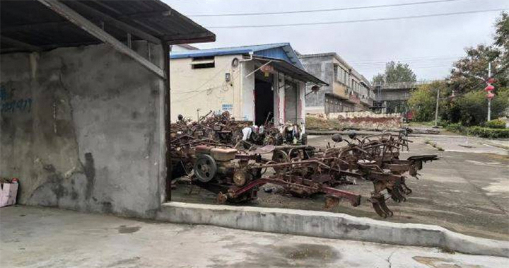Khoảng trống trên bức tường sân bị phá hủy trong vụ tông xe vẫn tồn tại cho đến nay. (Ảnh: Jimu News)