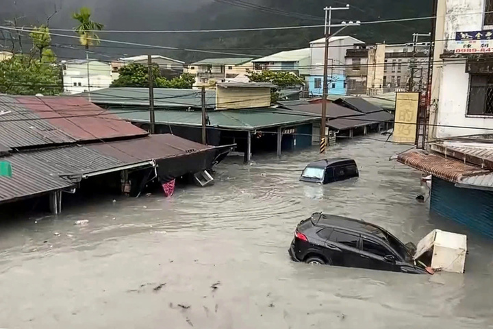 Nhiều khu vực chìm trong biển nước do vỡ hồ chứ. (Ảnh: Getty)