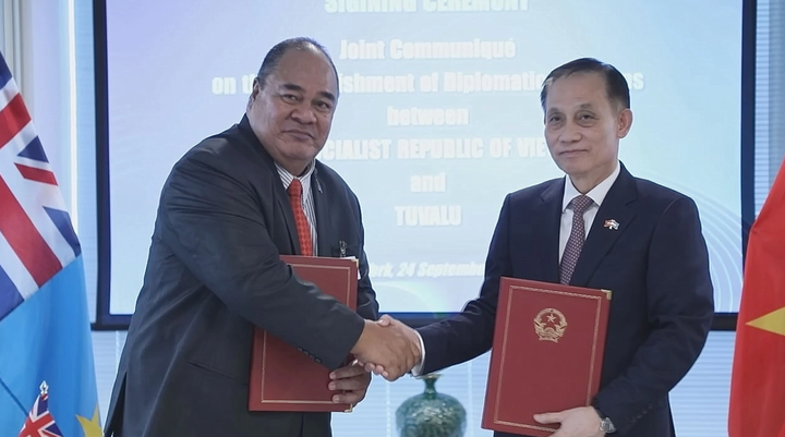 Quyền Bộ trưởng Ngoại giao Lê Hoài Trung (phải) và Bộ trưởng Ngoại giao, Lao động và Thương mại Tuvalu Paulson Panapa trao thông cáo chung thiết lập quan hệ ngoại giao giữa hai nước ngày 24/9. (Ảnh: BNG)