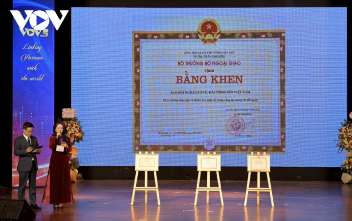 Bộ trưởng Bộ Ngoại giao tặng Bằng khen Ban Đối ngoại.