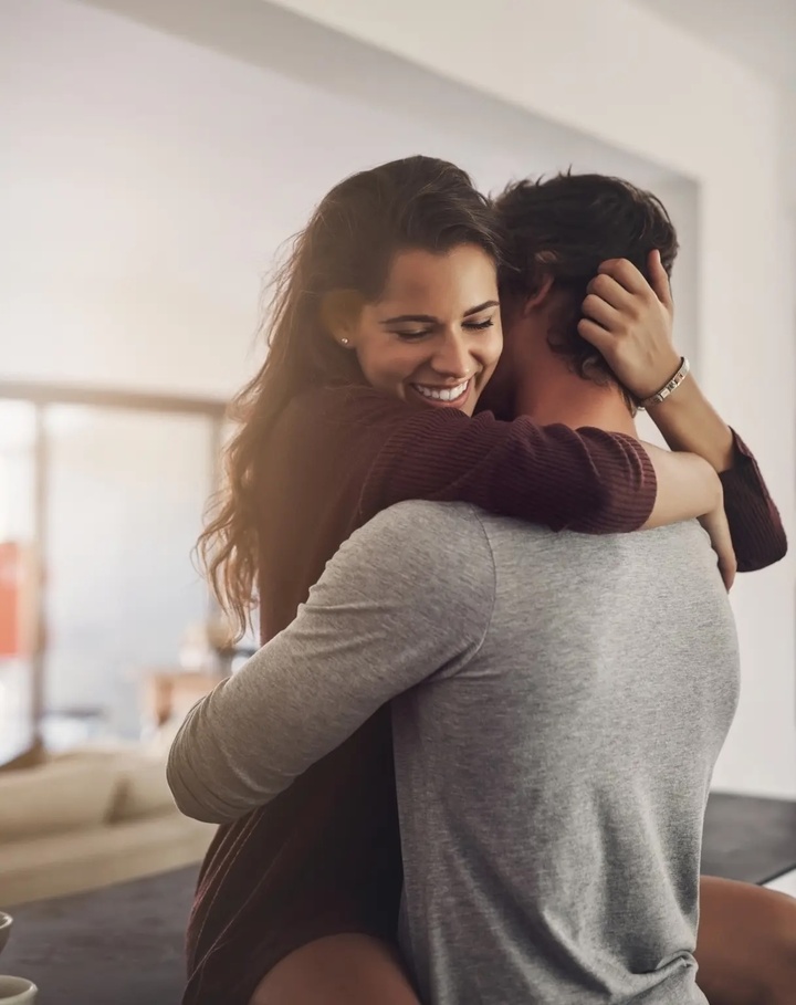 Gen Z cảm thấy gắn kết hơn với đối tác tiềm năng khi giao tiếp bằng mắt. (Ảnh: Stock Adobe)