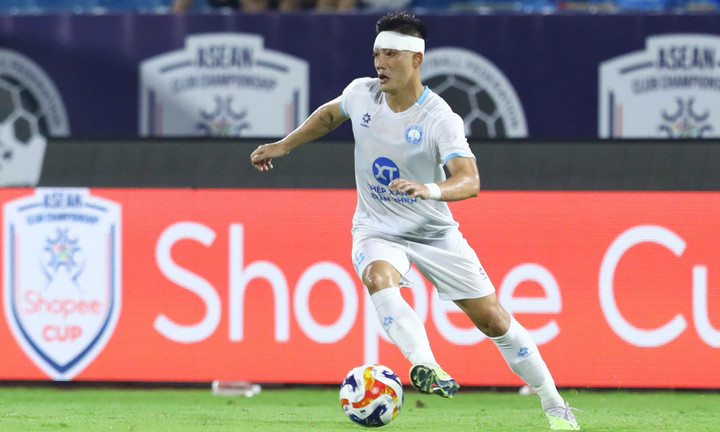 Lâm Ti Phông ghi 2 bàn trong 5 phút, dù phải thi đấu trong tình trạng quấn băng trên đầu. (Ảnh: Kim Chi)