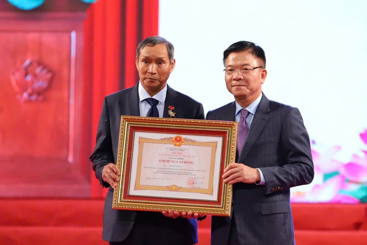 HLV Mai Đức Chung được nhận danh hiệu Anh hùng Lao động. (Ảnh: Bộ VHTTDL).