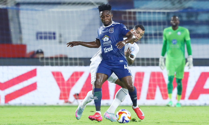 Các hậu vệ Nam Định không mang lại cảm giác an toàn ở trận này. (Ảnh: Kim Chi)