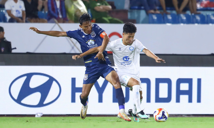 Nam Định thất thế khi phải chơi thiếu người. (Ảnh: Kim Chi)