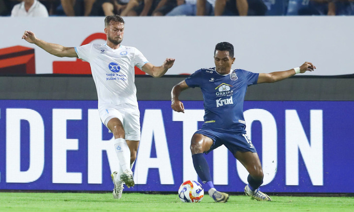 Dijks (bên trái) phải rời sân sớm. (Ảnh: Kim Chi)