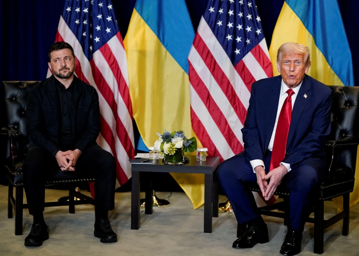 Tổng thống Ukraine Volodymyr Zelensky và Tổng thống Mỹ Donald Trump gặp nhau bên lề khóa họp Đại hội đồng Liên Hợp Quốc tại New York ngày 23/9. Ảnh: Reuters