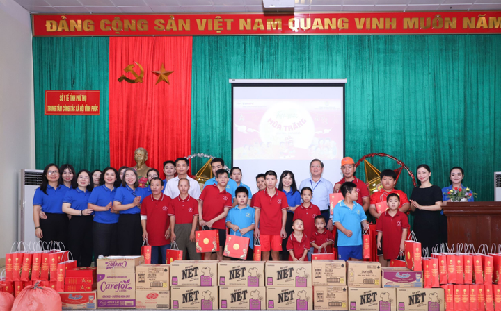 Đại diện Công đoàn Cơ quan Tổng công ty Điện lực miền Bắc trao quà Trung thu tới các cụ già và trẻ em có hoàn cảnh đặc biệt tại Trung tâm Công tác xã hội Vĩnh Phúc, tỉnh Phú Thọ.