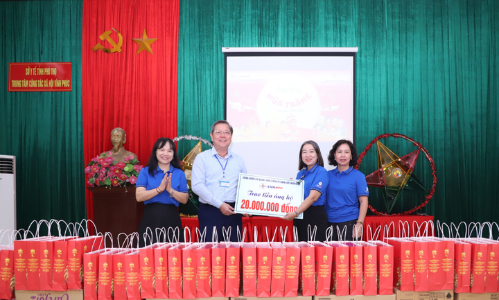 Đại diện Công đoàn Cơ quan EVNNPC trao phần quà hỗ trợ Trung tâm Công tác xã hội Vĩnh Phúc mua sắm thuốc men, vật tư y tế,...