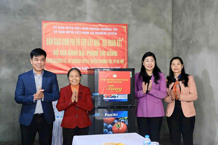 Chủ tịch Ủy ban MTTQ Việt Nam TP Hà Nội Nguyễn Lan Hương (thứ 2 từ phải sang) trao quà hỗ trợ gia đình bà Phạm Thị Bổng - hộ nghèo ở thôn Nghiêm Xá, xã Thượng Phúc (Hà Nội).