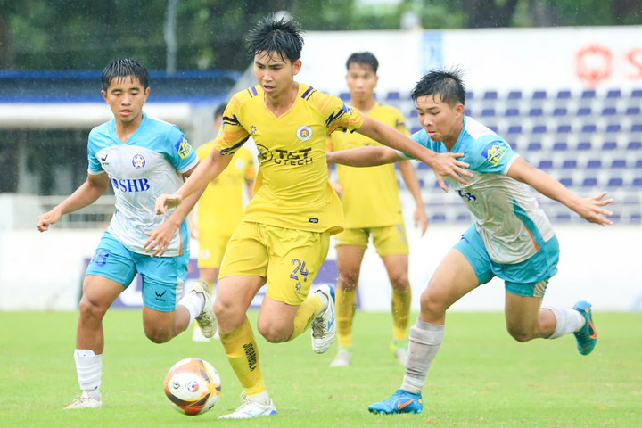 Hà Nội (áo vàng) vào chung kết giải U17 Quốc gia 2025.