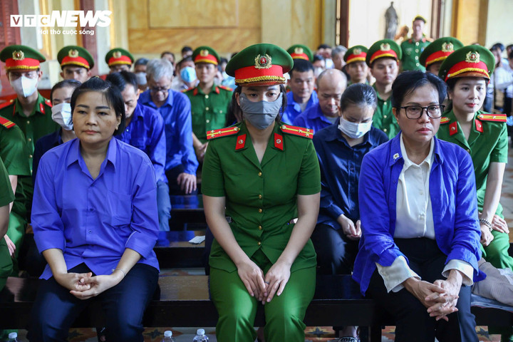 Bị cáo Lê Thúy Hằng (phải) cùng các đồng phạm tại phiên toà sáng 25/9.
