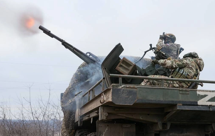Binh sỹ Nga nã pháo vào cứ điểm Ukraine. Ảnh: TASS
