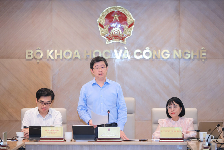 Thứ trưởng Bộ KH&CN Nguyễn Hoàng Phương thông tin các hoạt động của Bộ tại buổi họp báo.