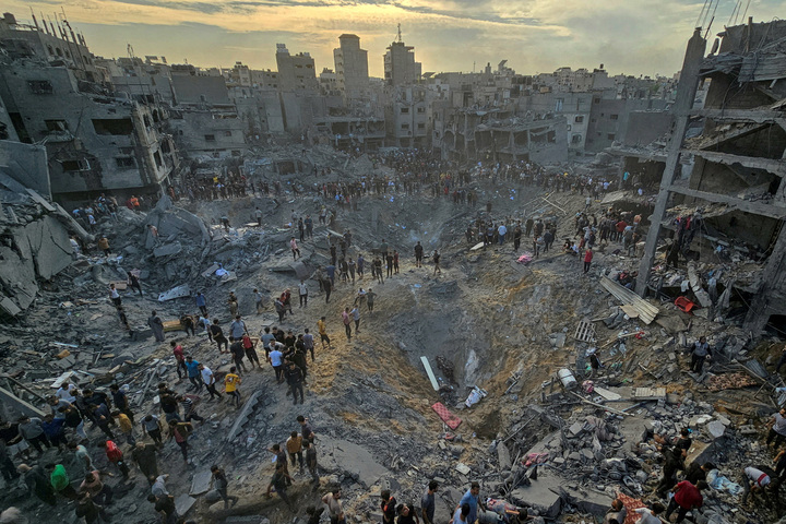 Người dân Palestine tìm kiếm người thương vong tại một địa điểm bị không kích, tháng 10/2023. (Ảnh: Reuters)