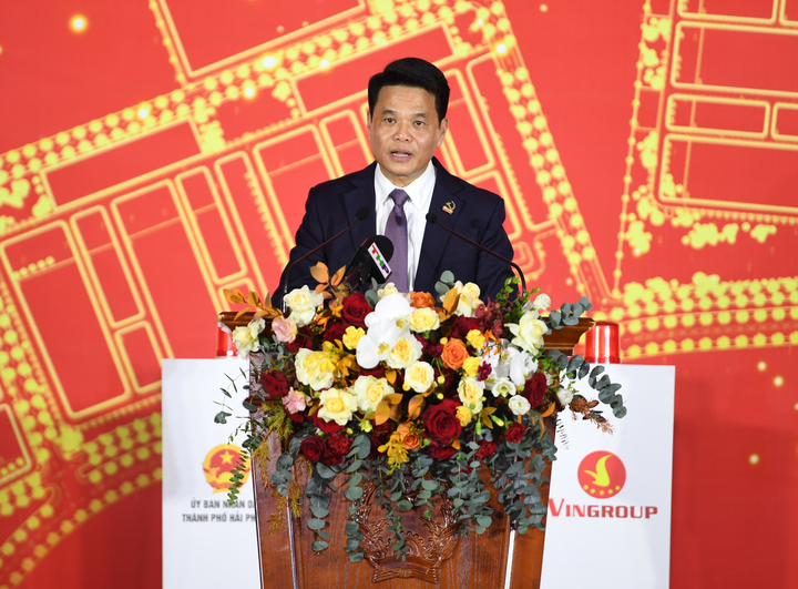 Herr Le Ngoc Chau, Vorsitzender des Volkskomitees der Stadt Hai Phong, hielt bei der Veranstaltung eine Rede.