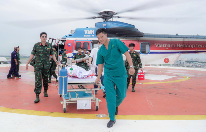 Bệnh nhân chấn thương nặng được đưa từ đảo Thuyền Chài vào đất liền bằng trực thăng.(Ảnh: BVCC)