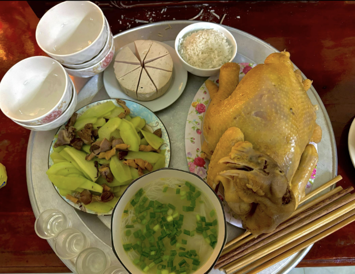 Chủ tài khoản đăng kèm mâm cúng truyền thống để giải thích.