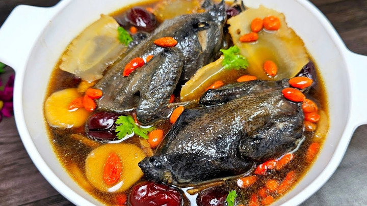 Gà ác tiềm thuốc bắc là món ăn dễ làm, bổ dưỡng. (Ảnh: B.L)