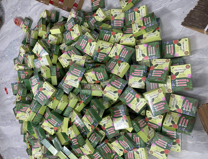 Những sản phẩm được xác định là hàng giả do nhóm Loan, Nam và Bảo cấu kết sản xuất. (Ảnh: Công an cung cấp)