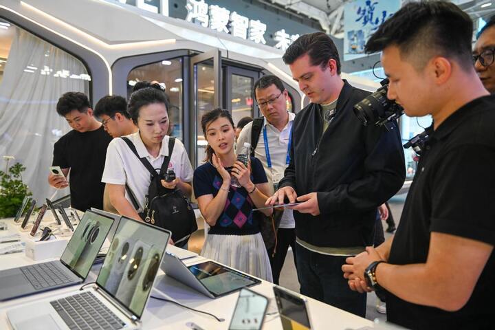 Khách tham quan xem sản phẩm của Huawei. (Nguồn: Chinadaily)