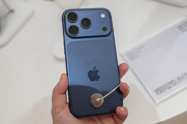 Một khách hàng đang dùng thử iPhone 17 Pro tại cửa hàng Apple vào ngày 19/9/2025 tại Thượng Hải, Trung Quốc. (Nguồn: VCG)
