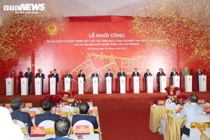 Thủ tướng Phạm Minh Chính cùng các vị đại biểu nhấn nút khởi công Dự án đầu tư phát triển kết cấu hạ tầng Khu Công nghiệp Tân Trào (giai đoạn 1) và Dự án Nhà máy Nhiệt điện LNG Hải Phòng.