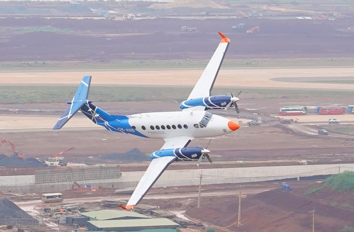 Xem Beechcraft KingAir 300 series bay hiệu chuẩn ở sân bay Long Thành