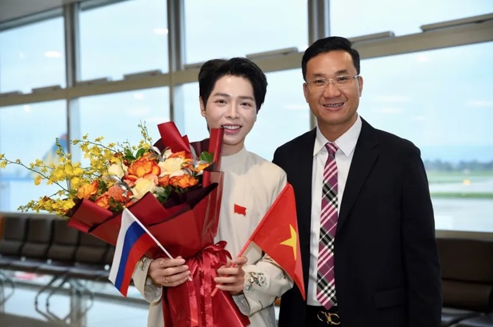 Ông Hà Minh Thắng, Cục phó Cục Nghệ thuật biểu diễn, Trưởng đoàn đón ca sĩ Đức Phúc tại Sân bay Nội Bài.