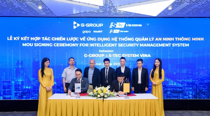 Ông Choi Jong Kook, Phó Tổng Giám đốc S-Tec System Vina và ông Lê Văn Hoan, Giám đốc Kinh doanh G–Group tham gia ký kết cùng các đại diện hai bên.