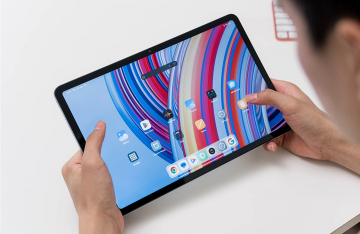 Das Xiaomi Redmi Pad Pro mit großem 12,1-Zoll-Bildschirm und intelligentem Seitenverhältnis von 16:10 bietet sowohl eine geräumige Anzeigefläche als auch einen festen Griff.