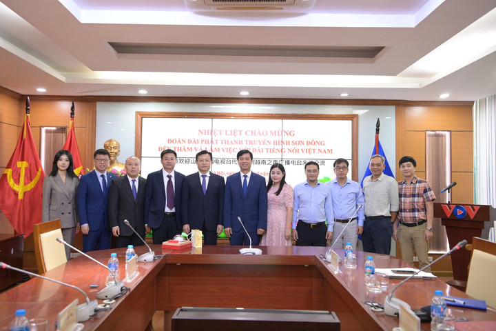 VOV tiếp đoàn Đài Phát thanh và Truyền hình tỉnh Sơn Đông. (Ảnh: Đinh Trung)