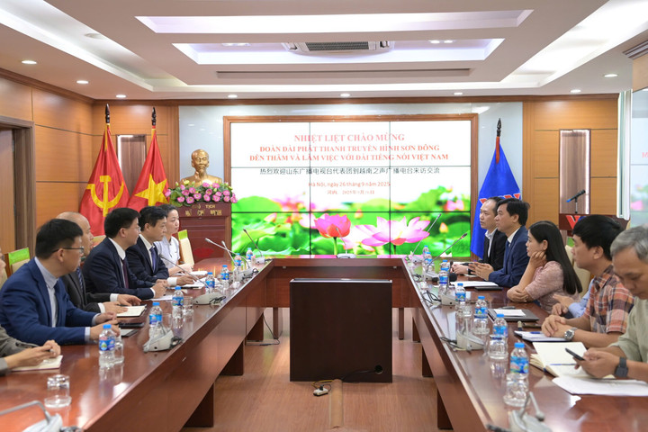 VOV tiếp đoàn Đài Phát thanh và Truyền hình tỉnh Sơn Đông. (Ảnh: Đinh Trung)