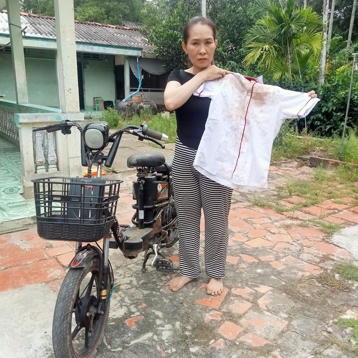 Bà Hiền nhận lại đồ đạc của con gái. (Ảnh: B.L)