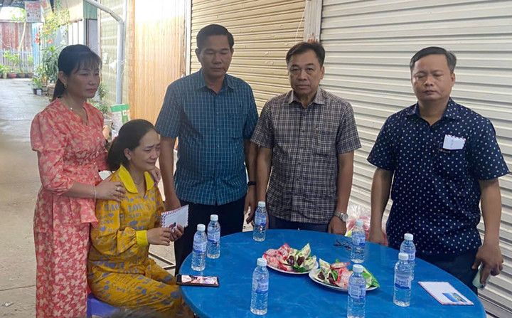 Lãnh đạo xã Phú Mỹ thăm hỏi, động viên gia đình anh H. (Ảnh: T.H)