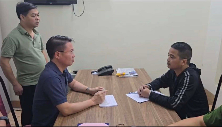 Thiếu tướng Nguyễn Minh Tuấn, Giám đốc Công an tỉnh Phú Thọ trực tiếp lấy lời khai của nghi phạm.