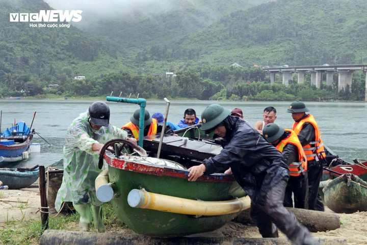 Trên các tuyến ven biển, lực lượng thuộc Bộ Chỉ huy Quân sự TP Huế dầm mưa giúp ngư dân đưa tàu thuyền lên bờ chống bão. (Ảnh: Võ Tiến)